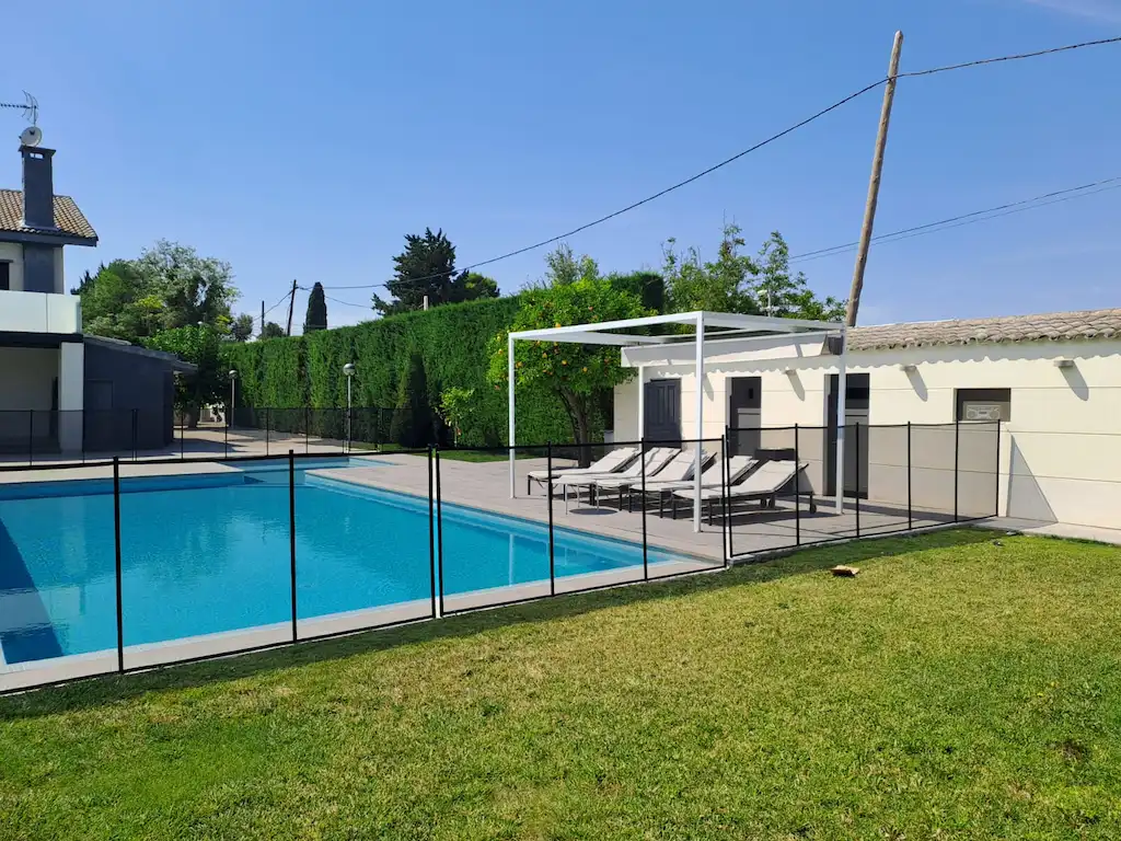 Valla de seguridad desmontable SafetyKids instalada alrededor de la piscina de un chalet