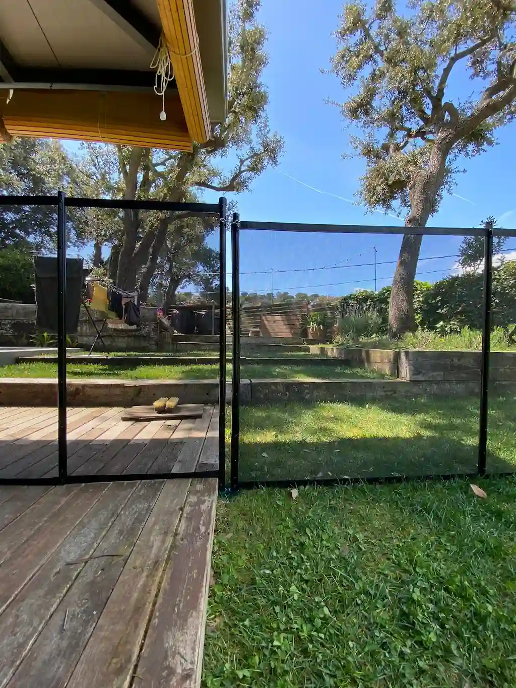 Valla de seguridad para piscina adaptada a una zona con dos tipos de pavimento