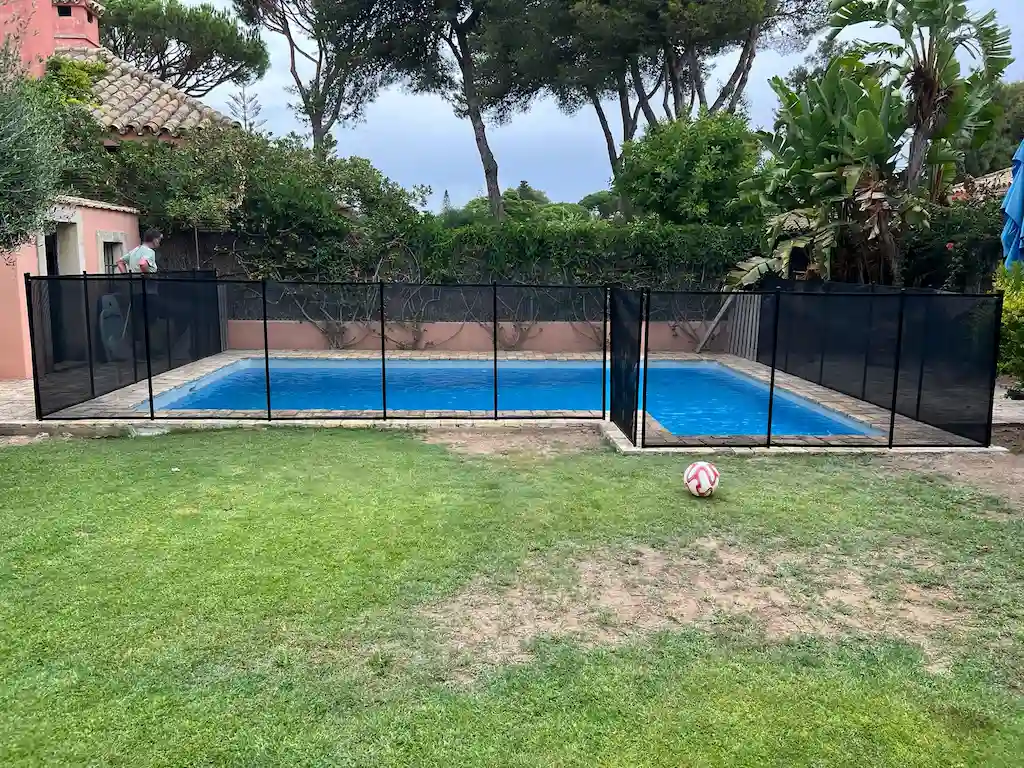 vallas-de-seguridad-para-piscinas-pelota