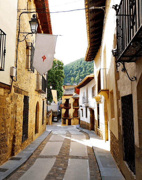 calle con banderolas medievales en rubielos de mora