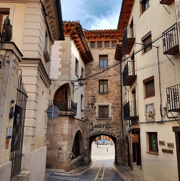 calle con arco mora de rubielos