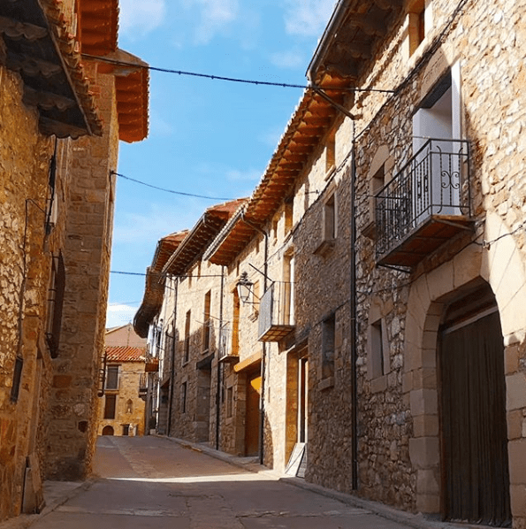 calle con casas de piedra de puertomingalvo