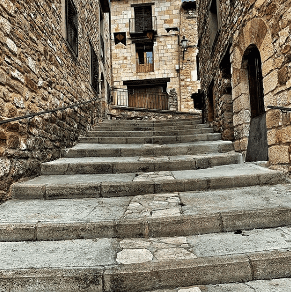 calle con escaleras en puertomingalvo