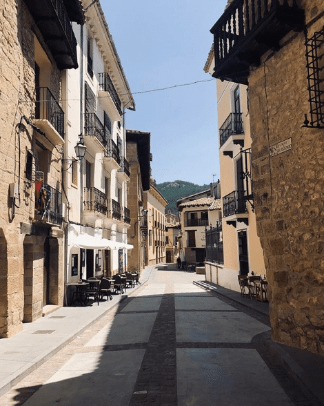 calle con restaurantes en rubielos de mora