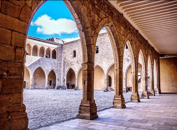 interior castillo mora de rubielos