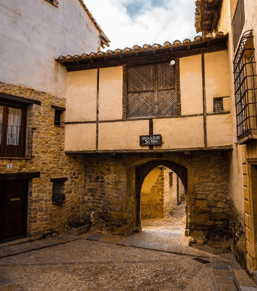 plaza con arco de piedra en mirambel