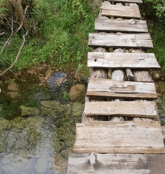 puente de madera ruta senderista puertomingalvo