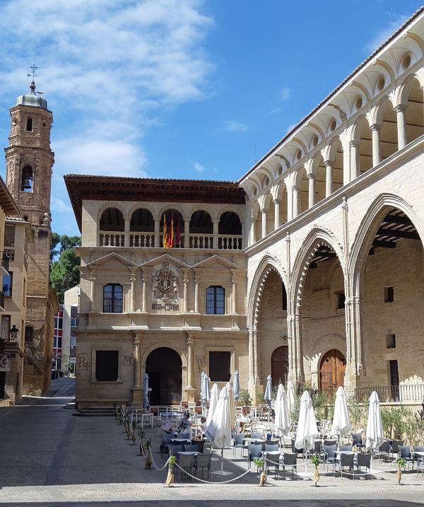 plaza españa de alcañiz con terraza de restaurantes en el centro