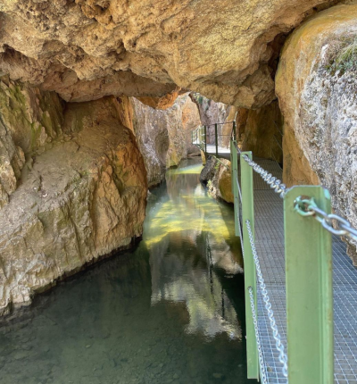 pasarelas en la cascada de calomarde