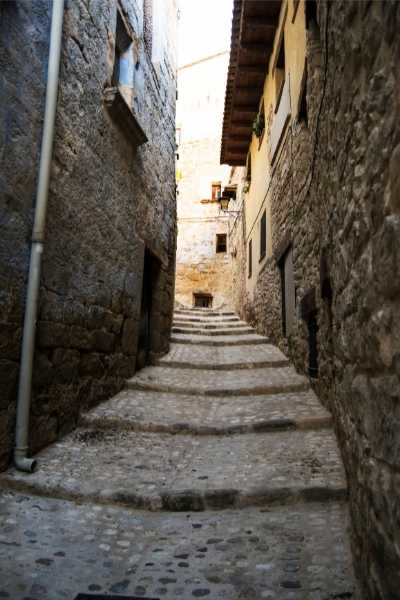 calle empedrada subida castillo valderrobres