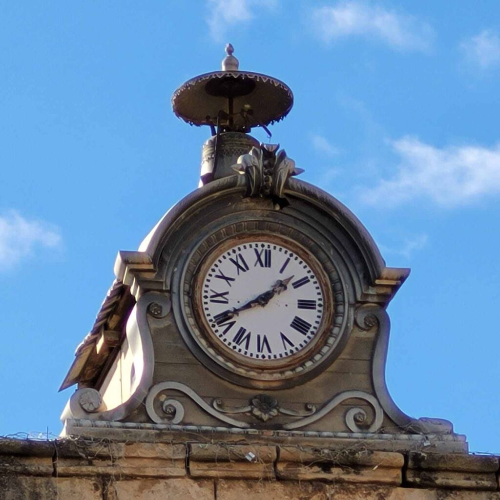 reloj ayuntamiento de la fresneda en la plaza españa