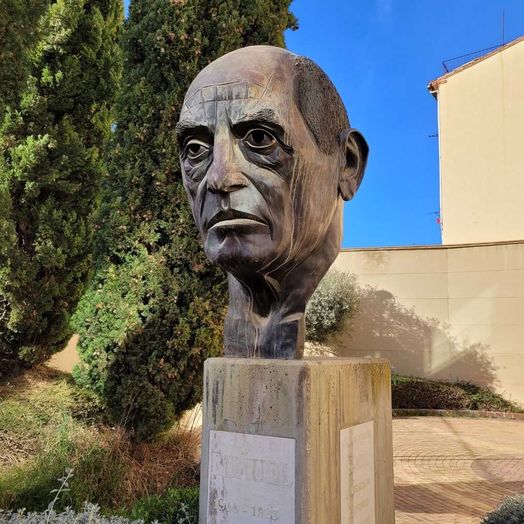 escultura de luis buñuel en el centro buñuel calanda