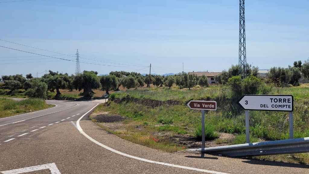 desvío carretera hacia Torre del Compte