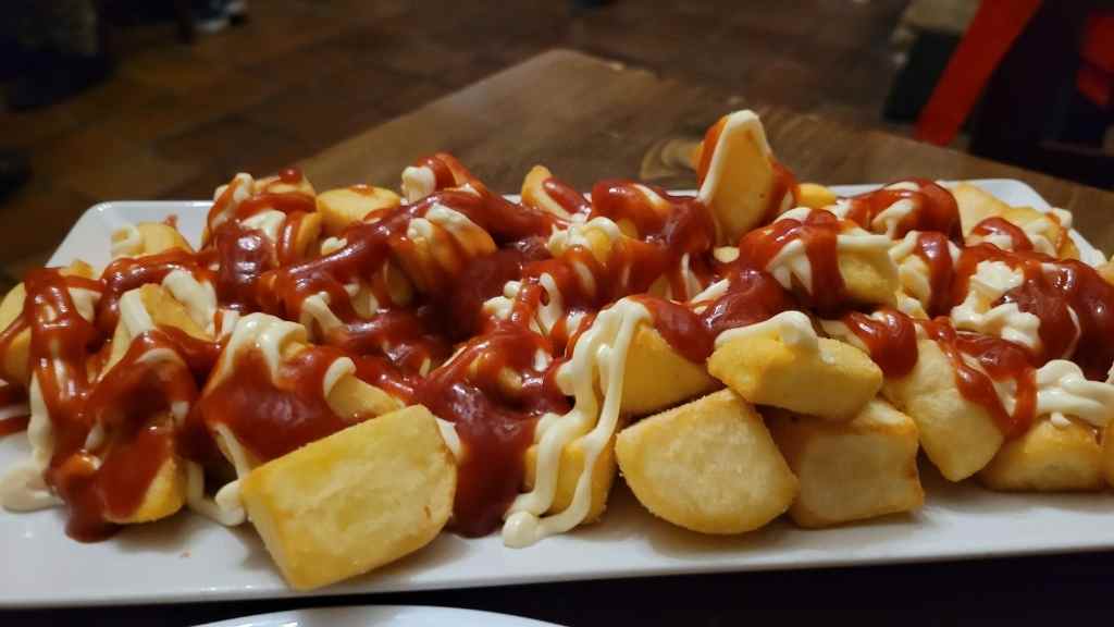 ración de patatas bravas